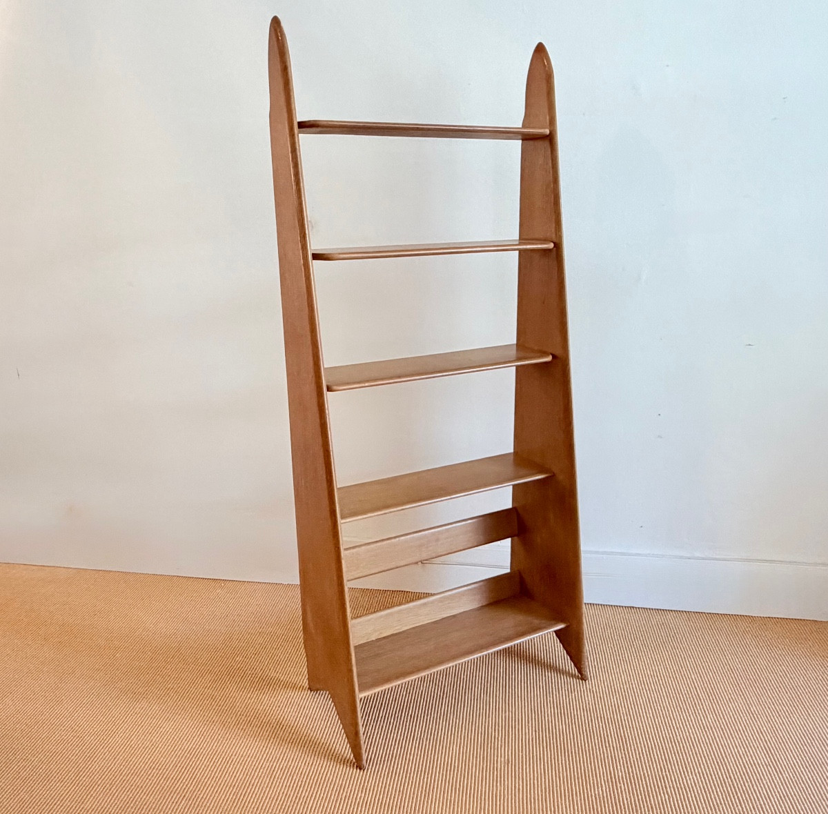 Etagère en chêne blond par Pierre Cruège, vers 1950.