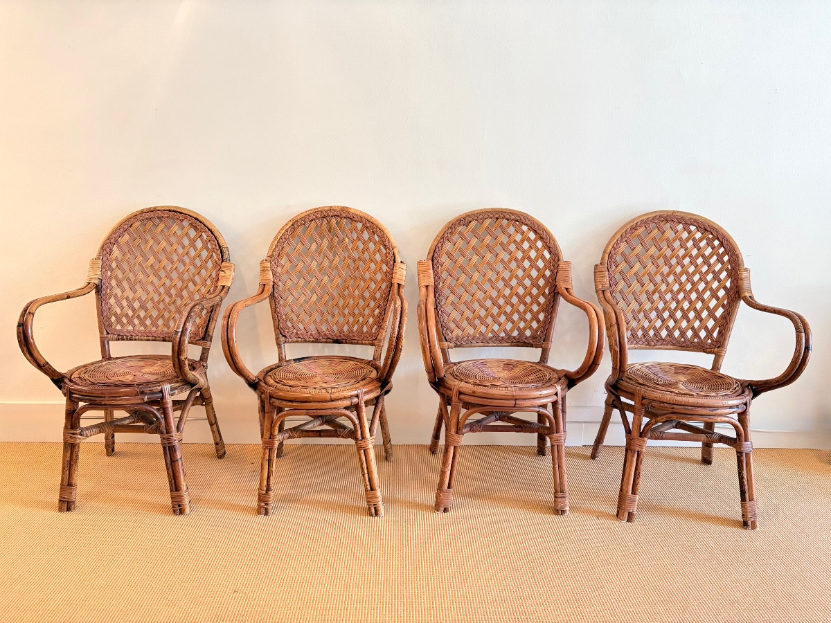 Suite de 4 chaises avec accoudoirs en rotin années 60.