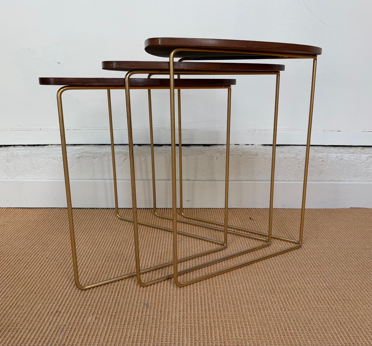 Suite de 3 tables gigognes en acajou.-photo-2