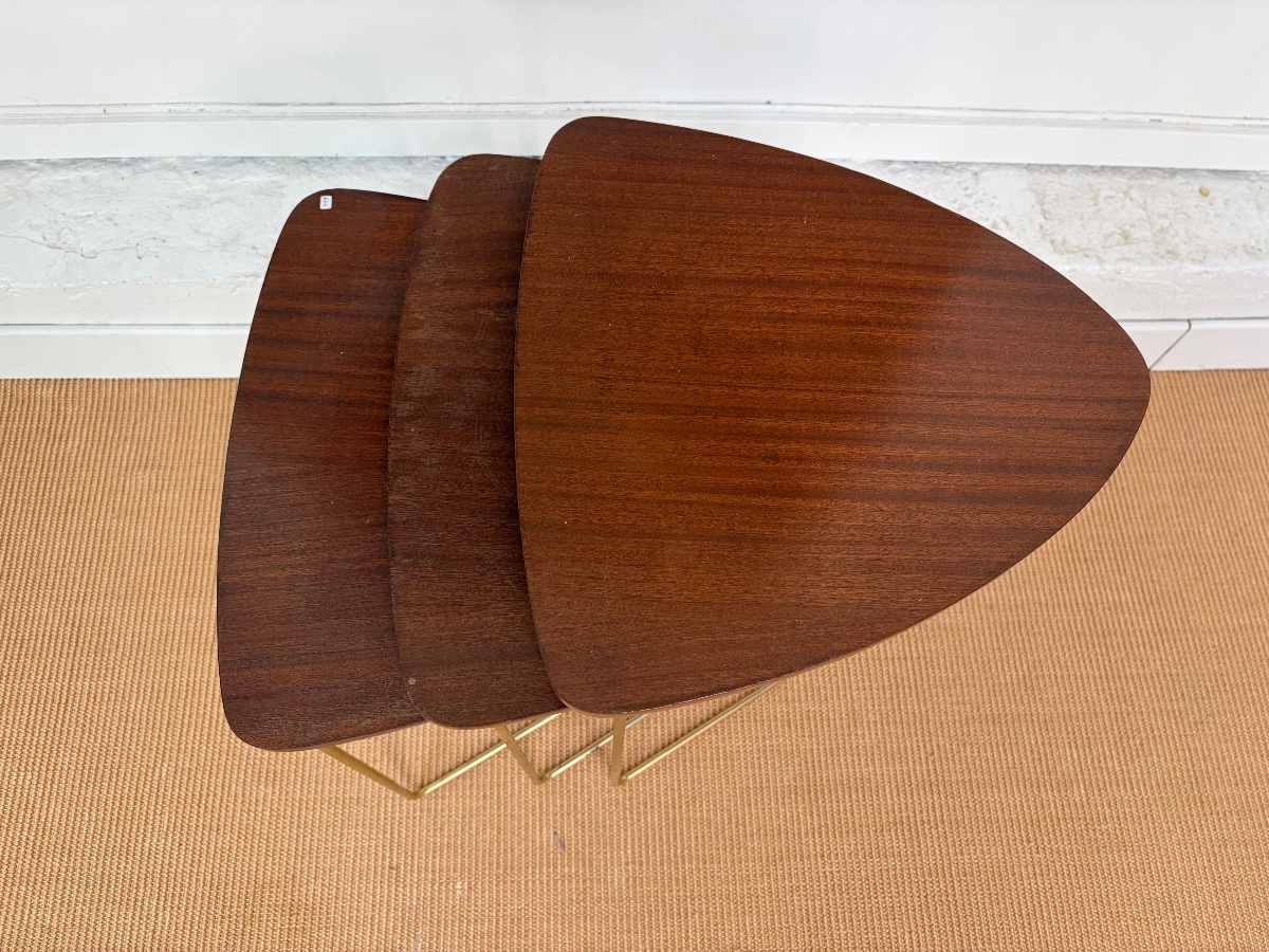 Suite de 3 tables gigognes en acajou.-photo-3
