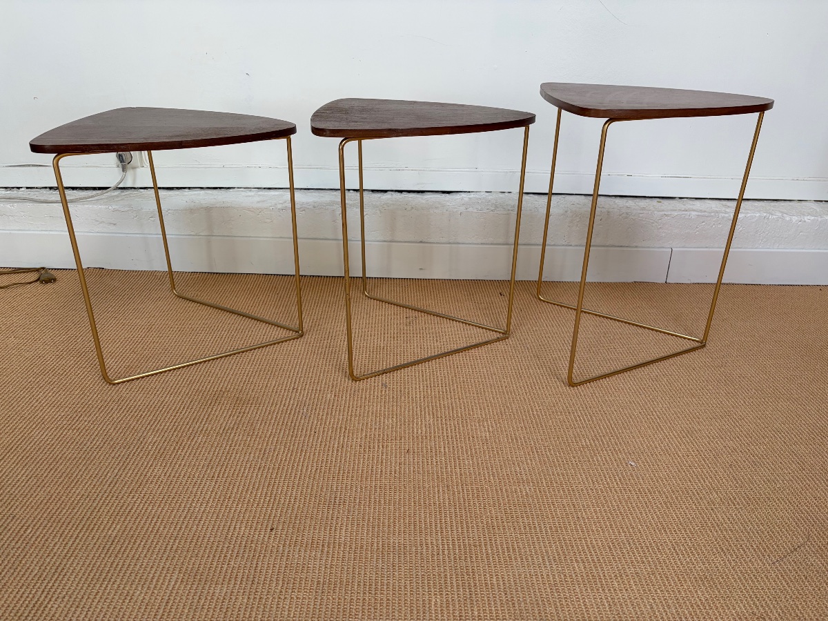 Suite de 3 tables gigognes en acajou.-photo-4