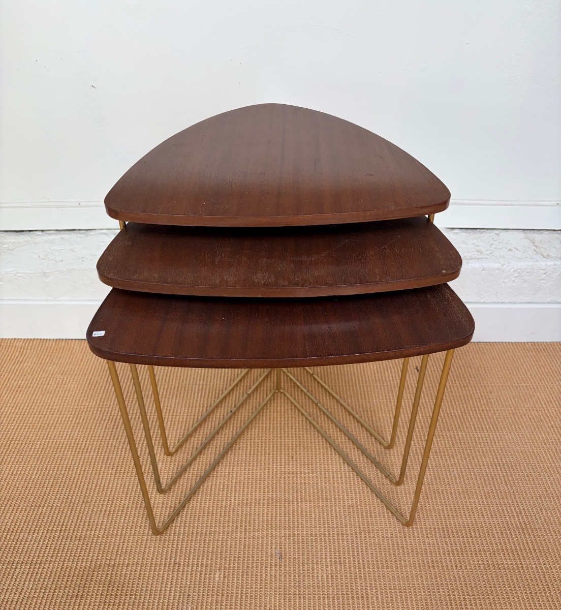 Suite de 3 tables gigognes en acajou.-photo-1