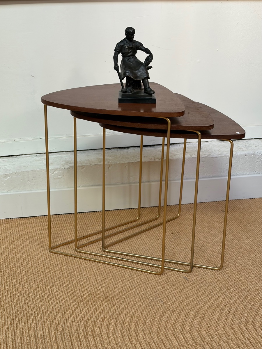 Suite de 3 tables gigognes en acajou.-photo-2