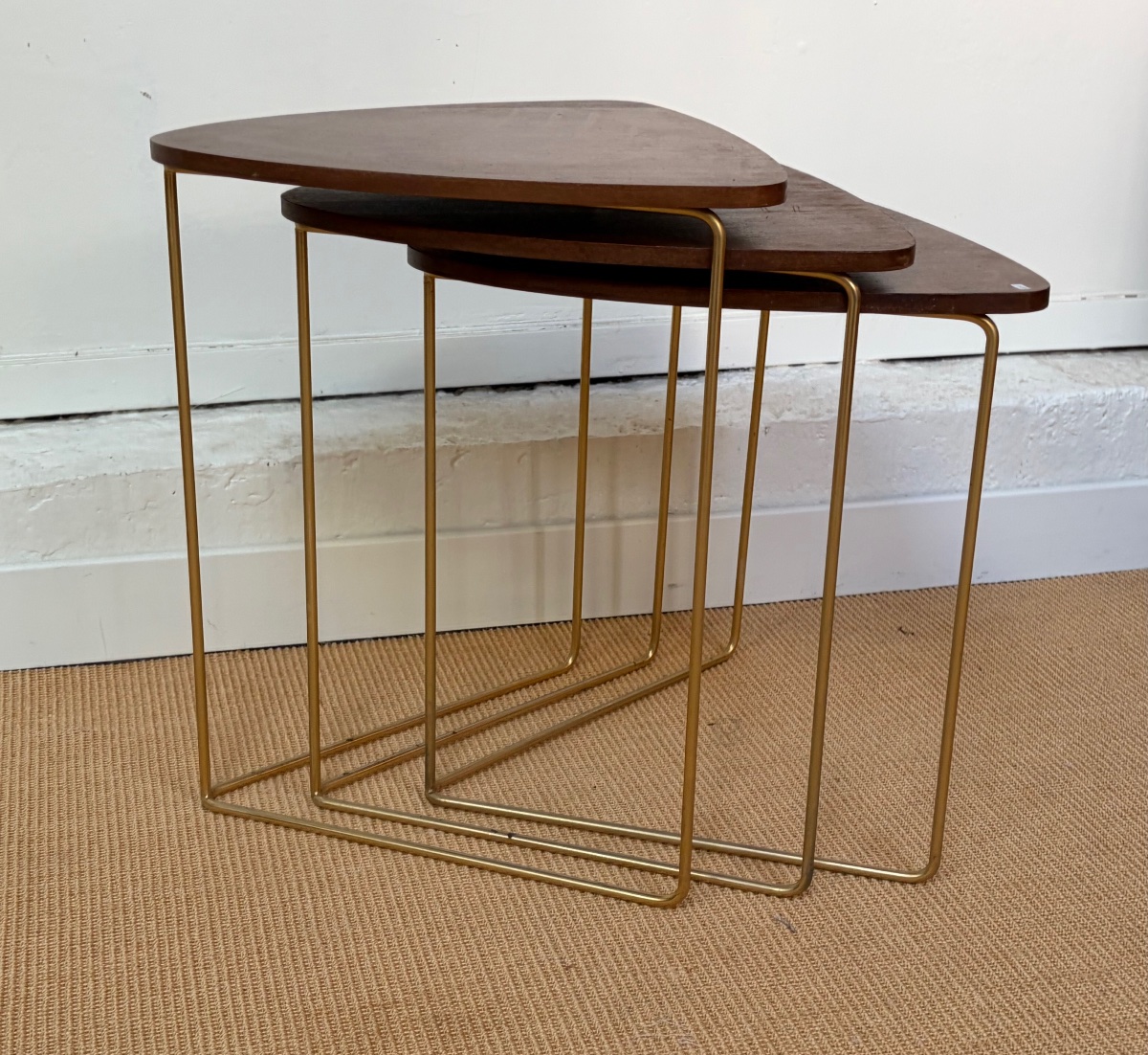 Suite de 3 tables gigognes en acajou.-photo-3