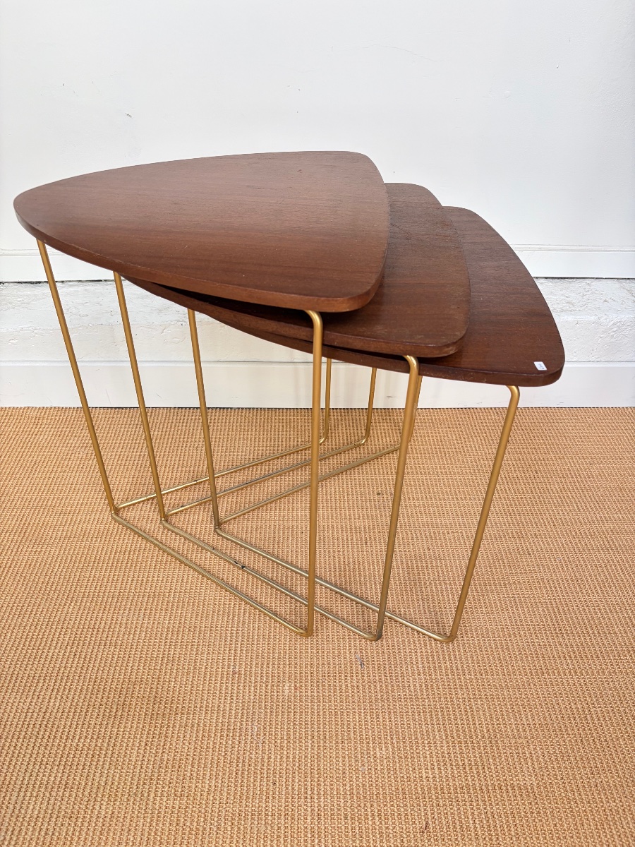 Suite de 3 tables gigognes en acajou.-photo-5