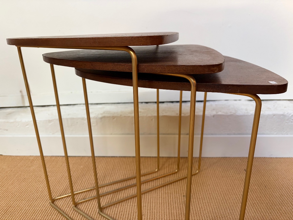 Suite de 3 tables gigognes en acajou.-photo-6