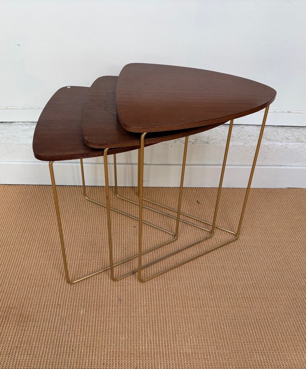 Suite de 3 tables gigognes en acajou.
