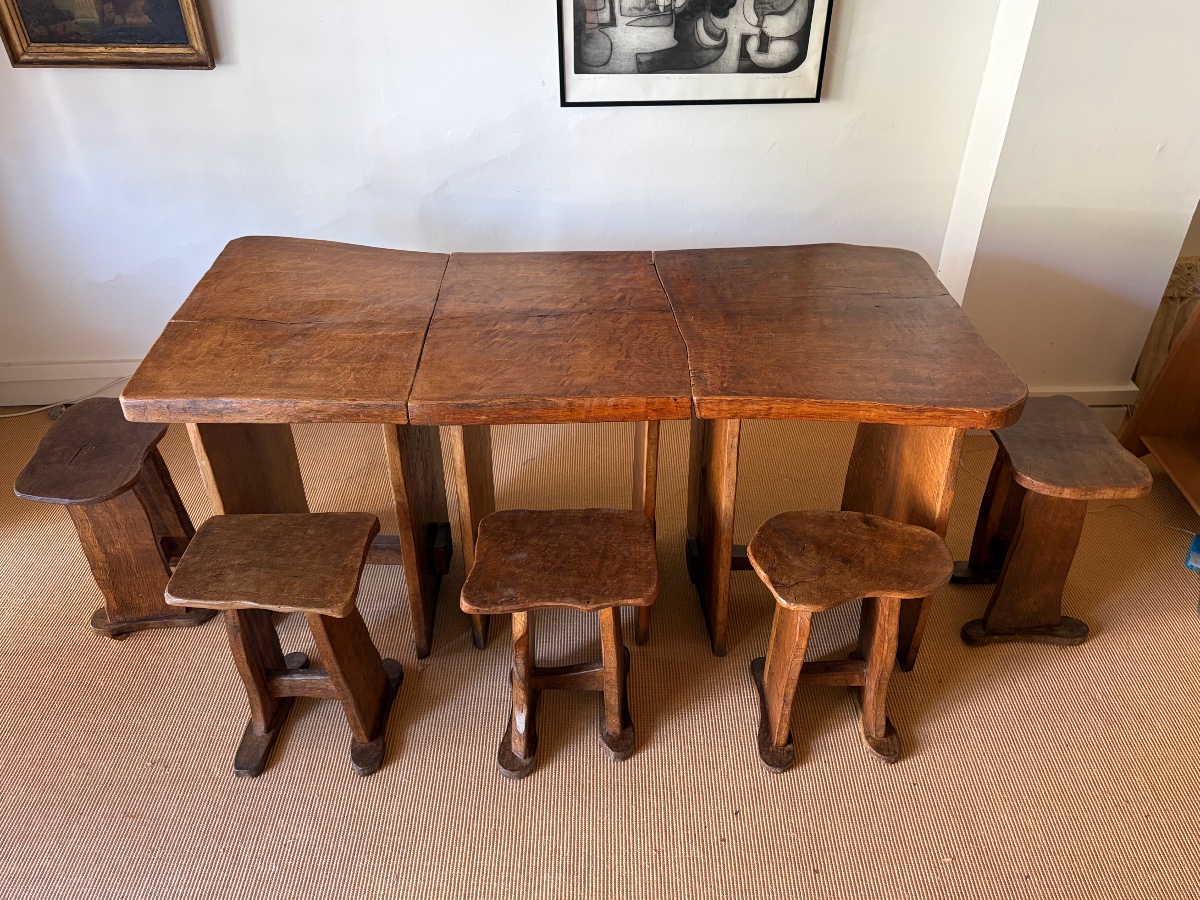 Suite de 3 tables brutalistes et 5 tabourets en bois massif.-photo-3