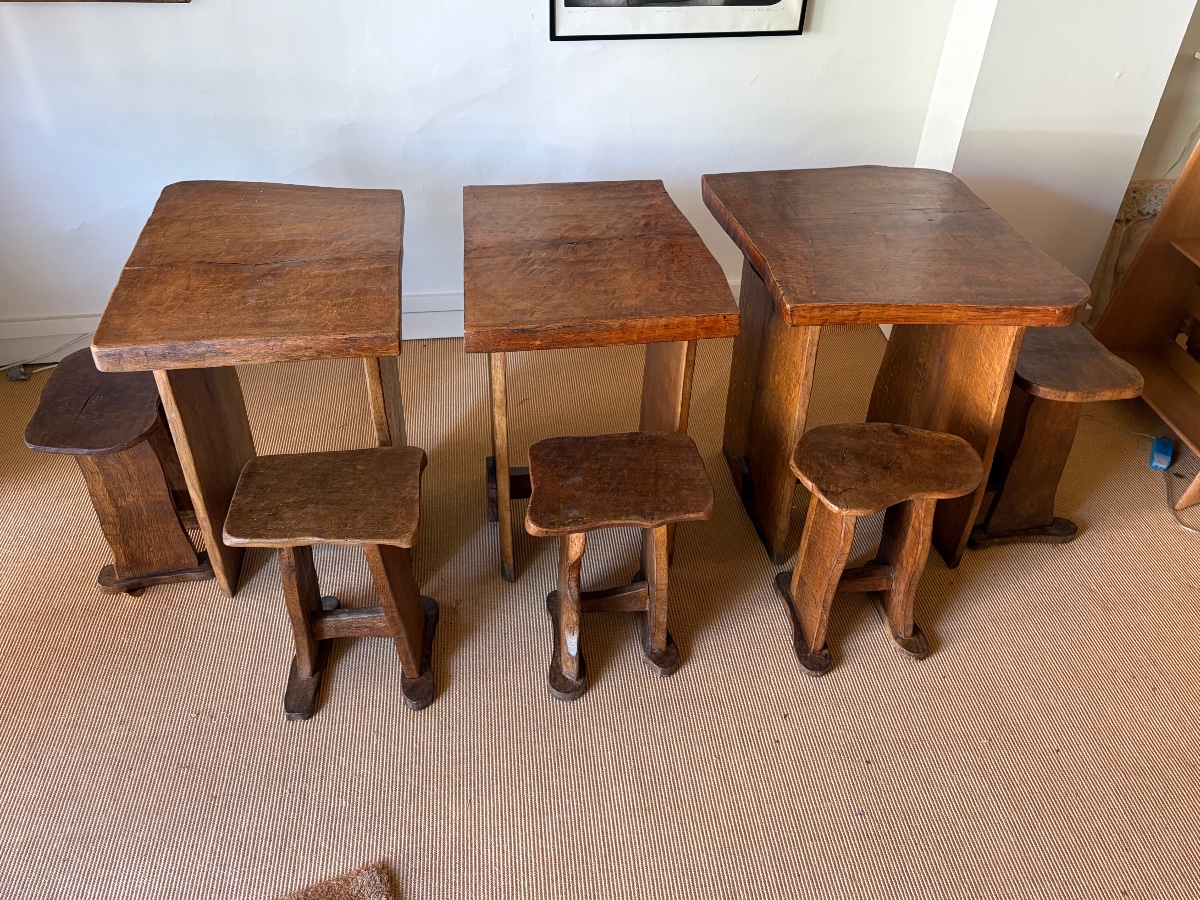 Suite de 3 tables brutalistes et 5 tabourets en bois massif.-photo-4