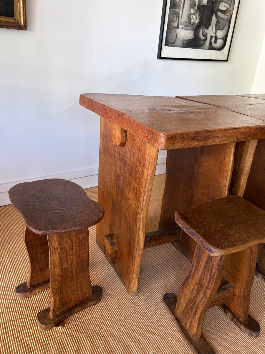Suite de 3 tables brutalistes et 5 tabourets en bois massif.-photo-1
