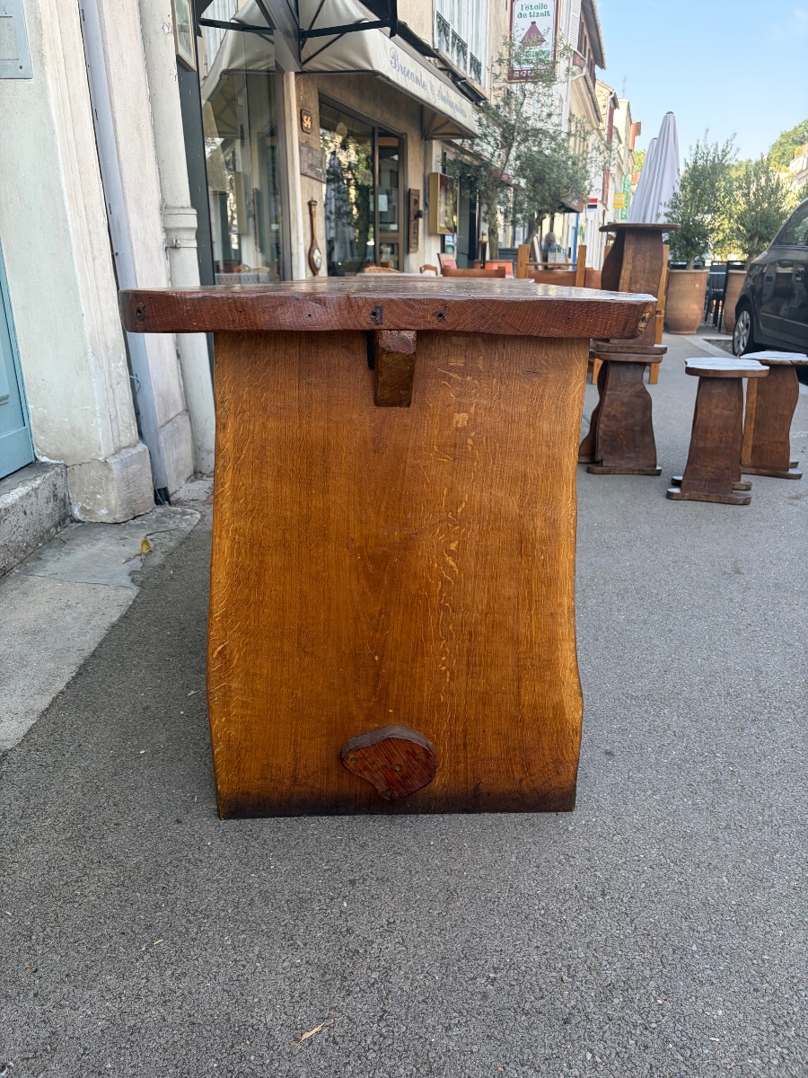 Suite de 3 tables brutalistes et 5 tabourets en bois massif.-photo-2