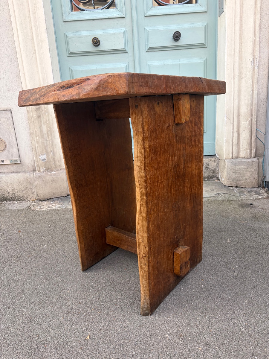 Suite de 3 tables brutalistes et 5 tabourets en bois massif.-photo-7