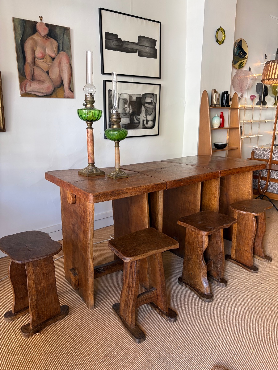 Suite de 3 tables brutalistes et 5 tabourets en bois massif.