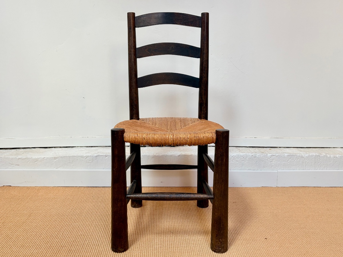 Suite de 4 chaises brutalistes en bois massif par Georges  Robert, vers 1950.-photo-3