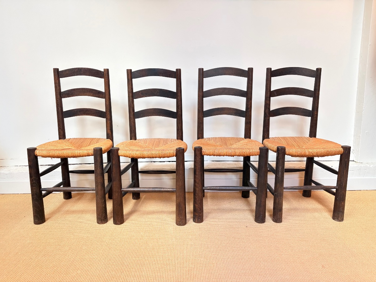 Suite de 4 chaises brutalistes en bois massif par Georges  Robert, vers 1950.