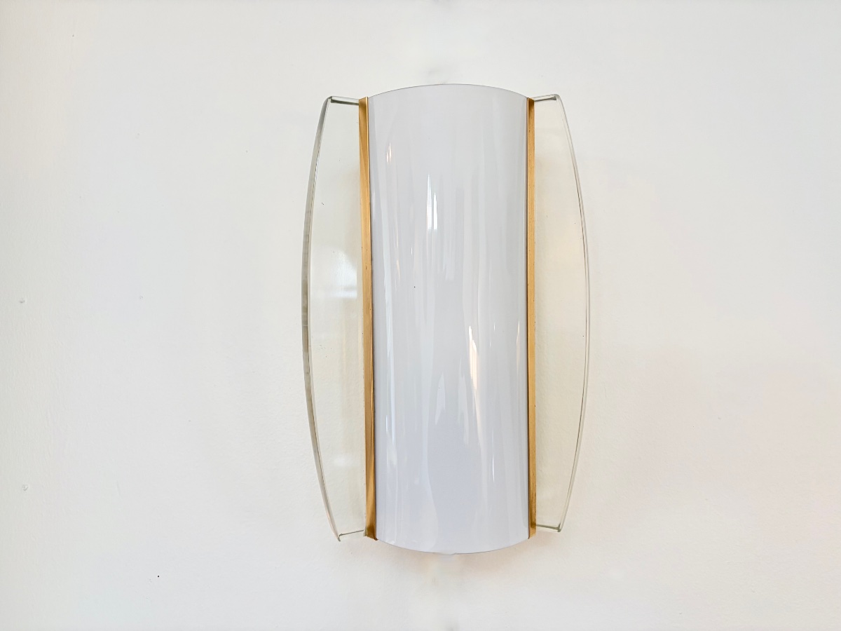 Applique murale en opaline et verre, Italie, vers 1970.