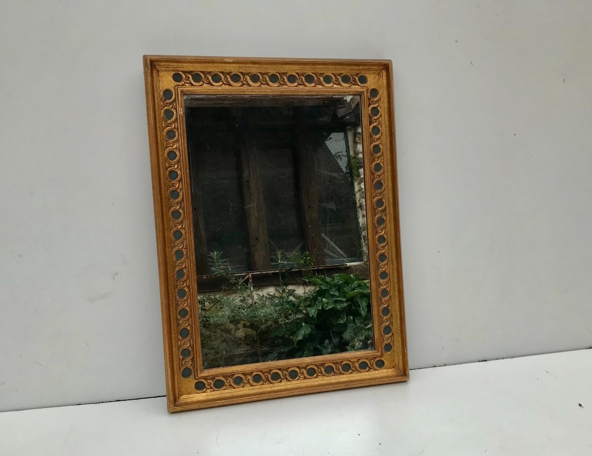 Miroir rectangulaire en bois doré.