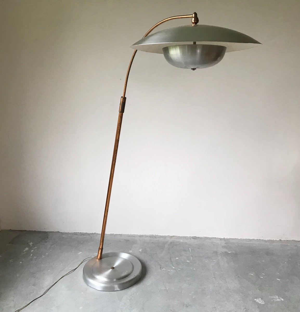 Lampadaire en aluminium brossé et cuivre, circa 1950.-photo-8