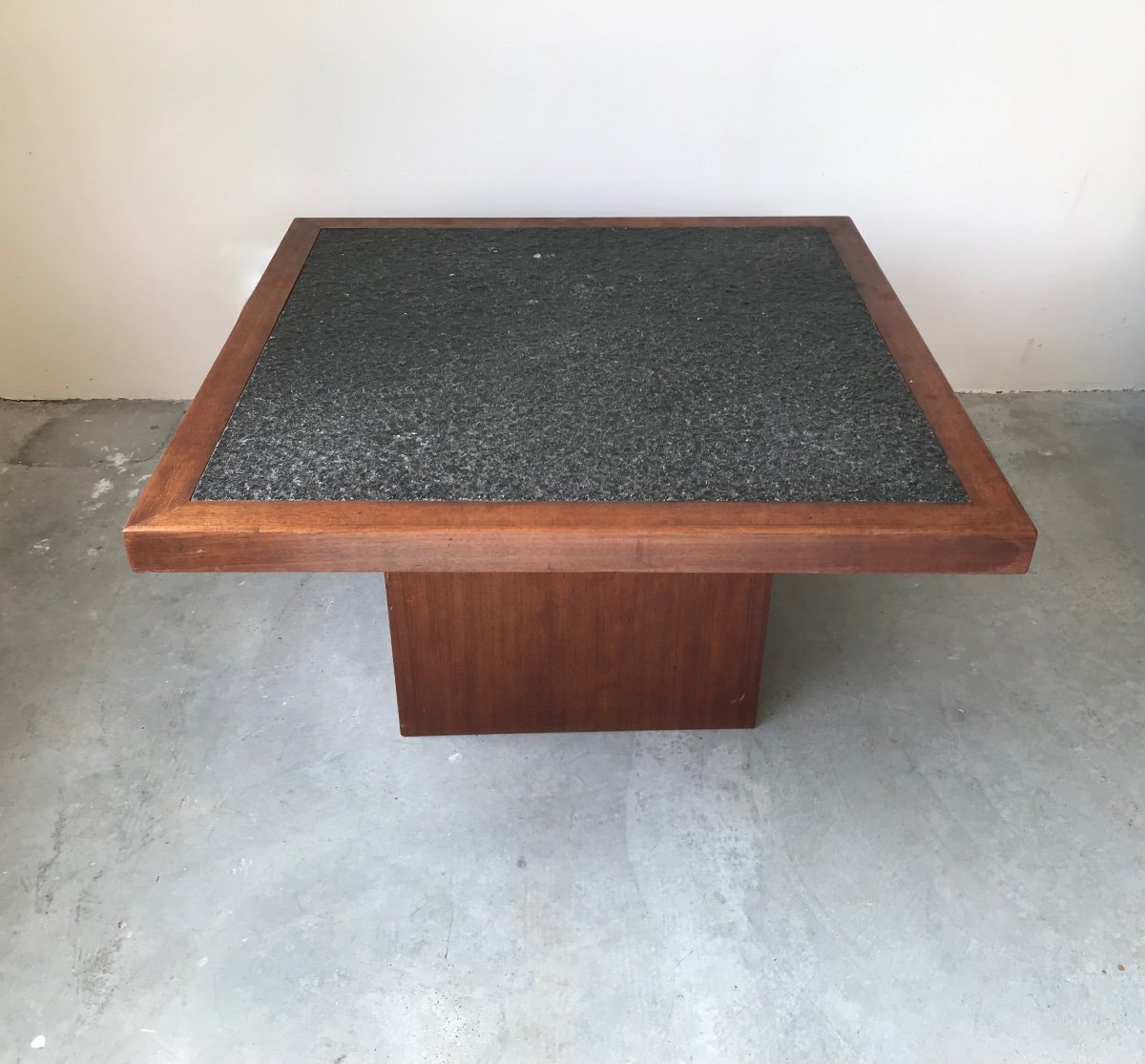 Table basse carrée en granit, circa 1980.