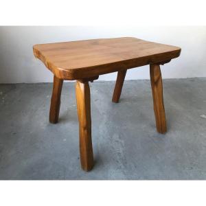 Table basse brutaliste en bois massif.