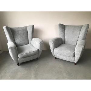 Paire de fauteuils italiens dans le goût de Jean Royère en velours gris perle.