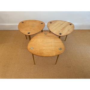 Suite de 3 tables gigognes " Patroy " par Pierre Cruège pour Formes, Vers 1950.