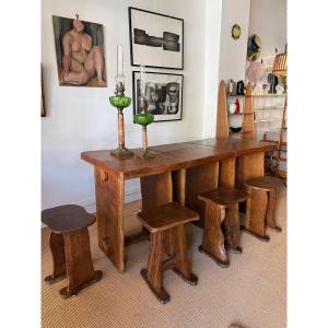 Suite de 3 tables brutalistes et 5 tabourets en bois massif.