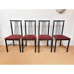 Suite de 4 chaises de salle à manger en bois laqué noir, vers 1980.