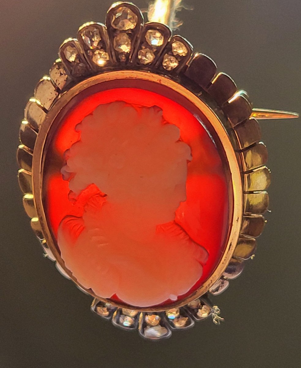 Brooch Adorned With An Agate Cameo Mounted In 18k Gold And Brilliant-photo-2