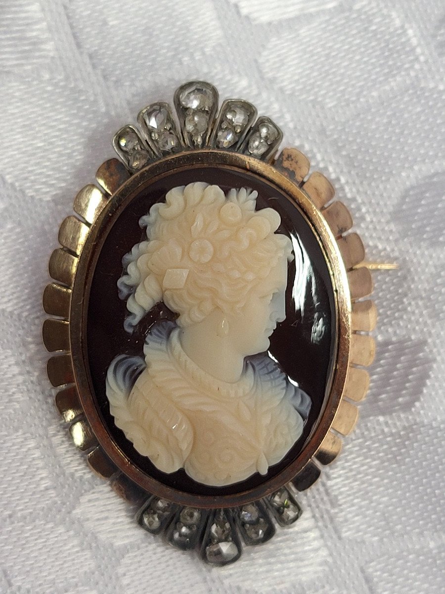 Brooch Adorned With An Agate Cameo Mounted In 18k Gold And Brilliant