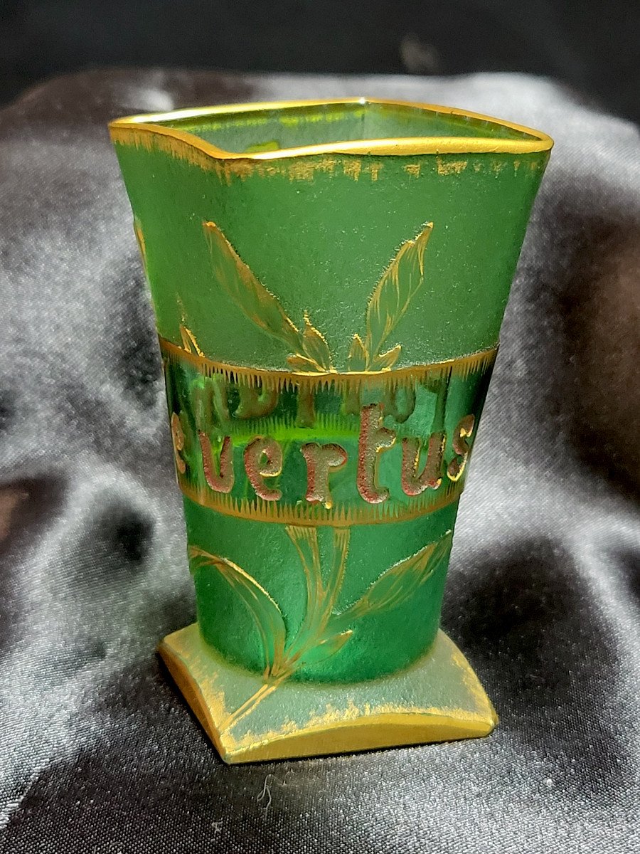 Daum, Mini-vase Parlant "parfum De Vertu" En Verre Givré Teinté Vert Et Décor Doré-photo-3
