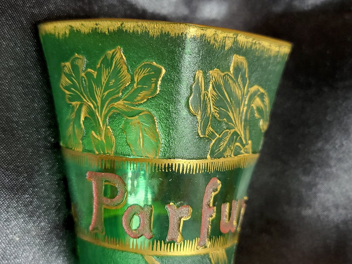 Daum, Mini-vase Parlant "parfum De Vertu" En Verre Givré Teinté Vert Et Décor Doré-photo-1