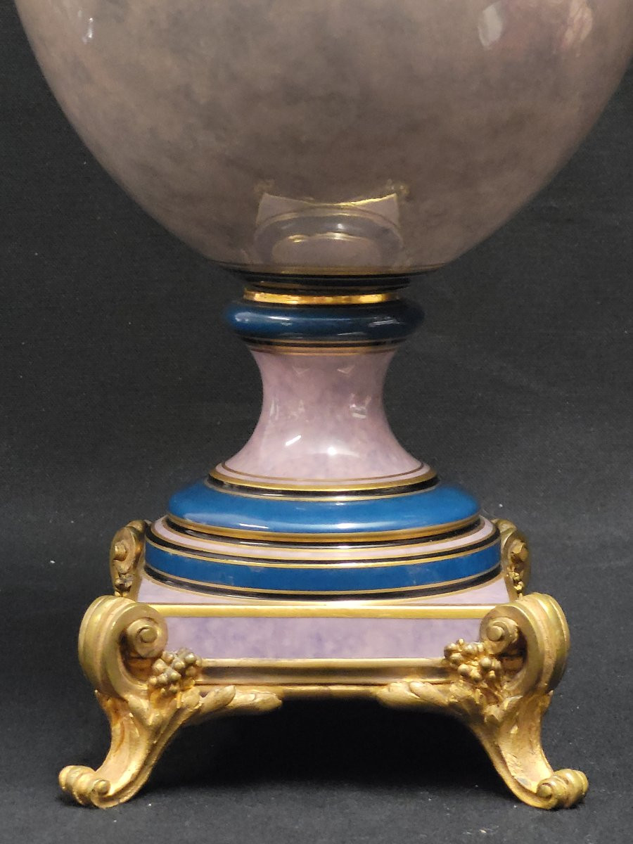 Grand vase de forme médicis en porcelaine de la manufacture de Sèvres, 1882, à monture bronze.-photo-2