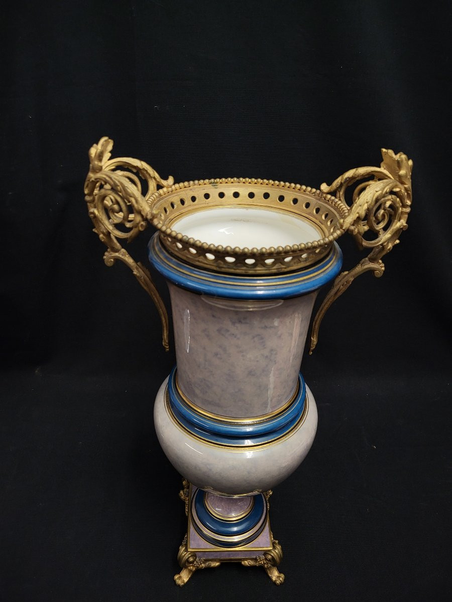 Grand vase de forme médicis en porcelaine de la manufacture de Sèvres, 1882, à monture bronze.-photo-3