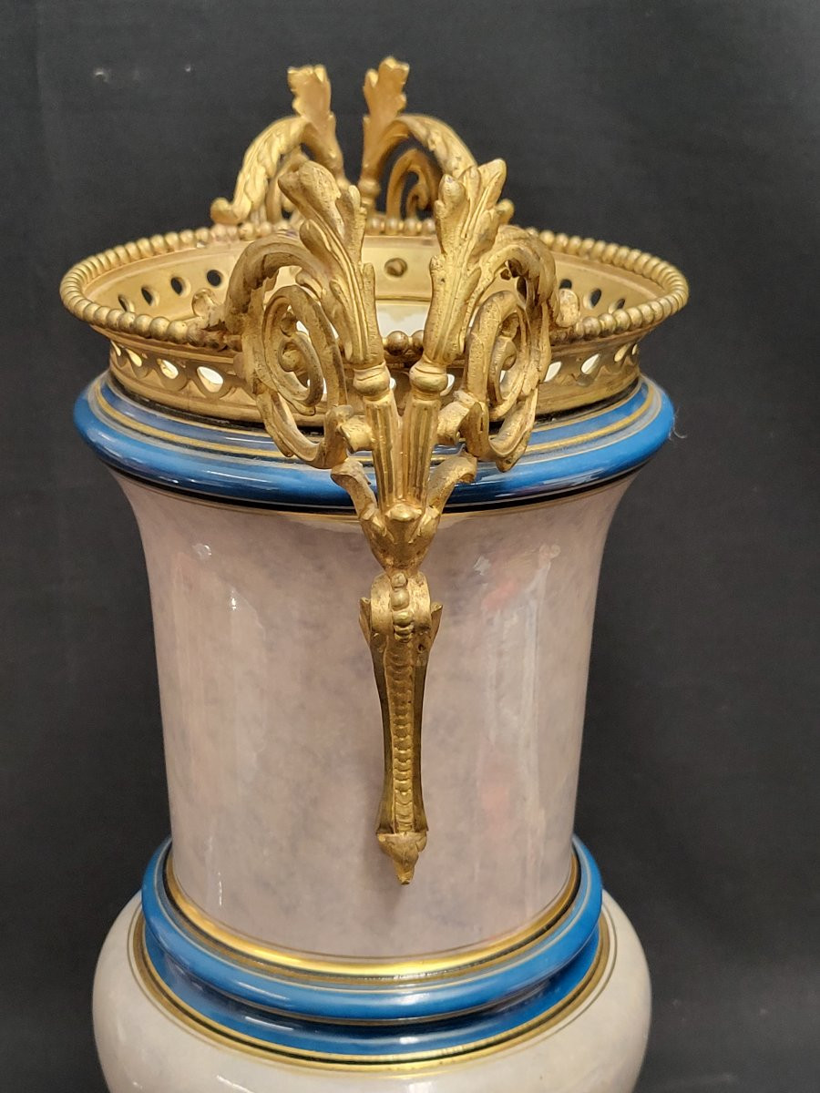 Grand vase de forme médicis en porcelaine de la manufacture de Sèvres, 1882, à monture bronze.-photo-4