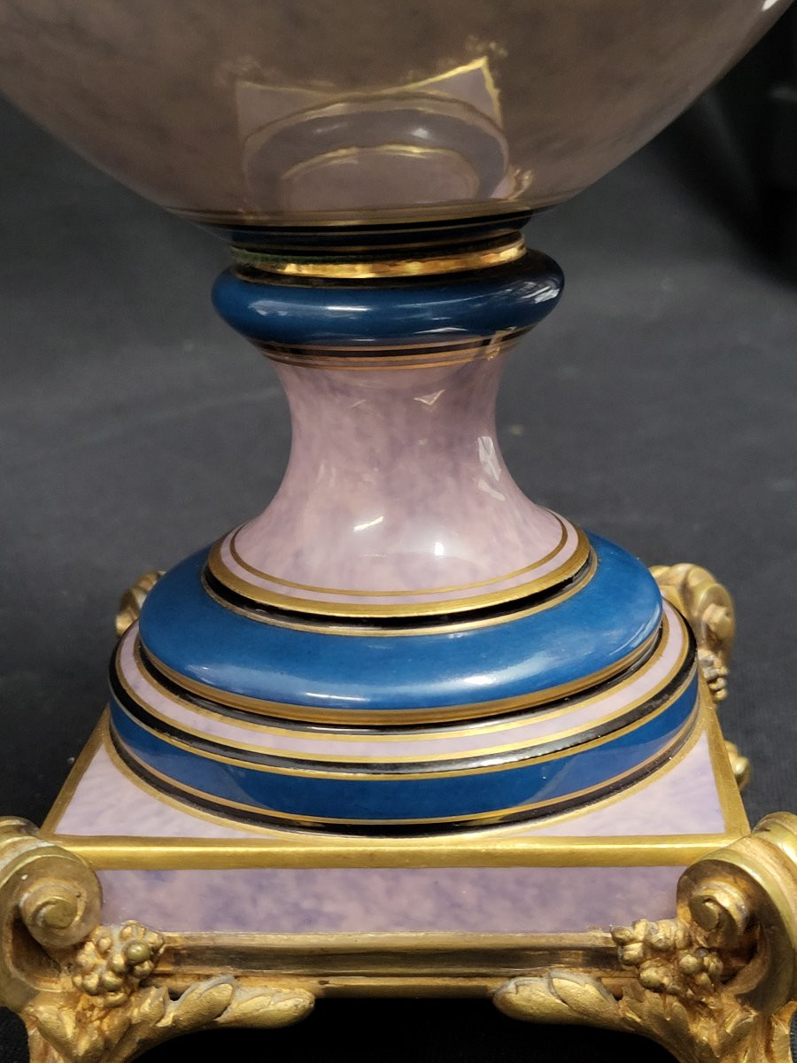 Grand vase de forme médicis en porcelaine de la manufacture de Sèvres, 1882, à monture bronze.-photo-2