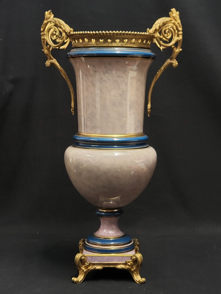 Grand vase de forme médicis en porcelaine de la manufacture de Sèvres, 1882, à monture bronze.