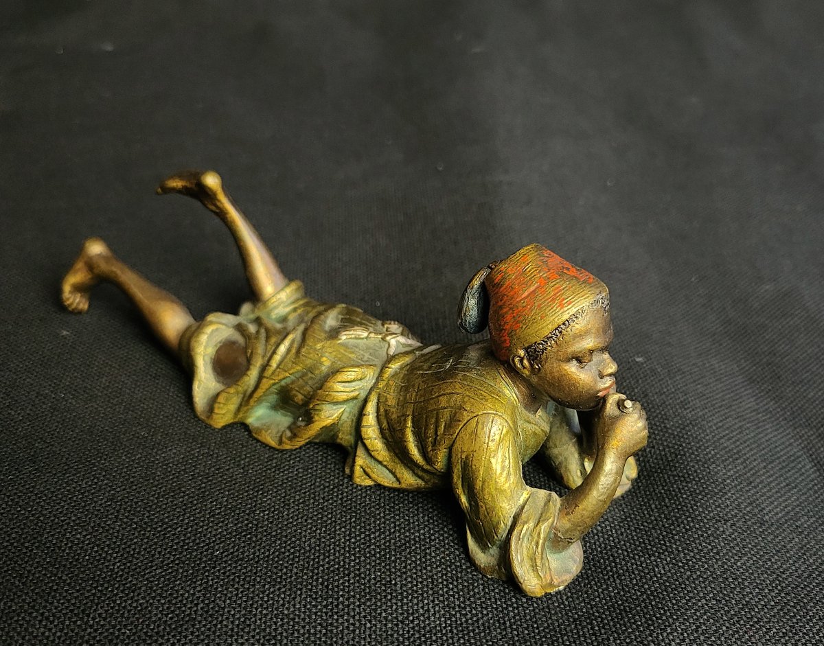 Franz Xavier Bergmann, bronze de vienne orientaliste polychrome, jeune garçon allongé.-photo-2