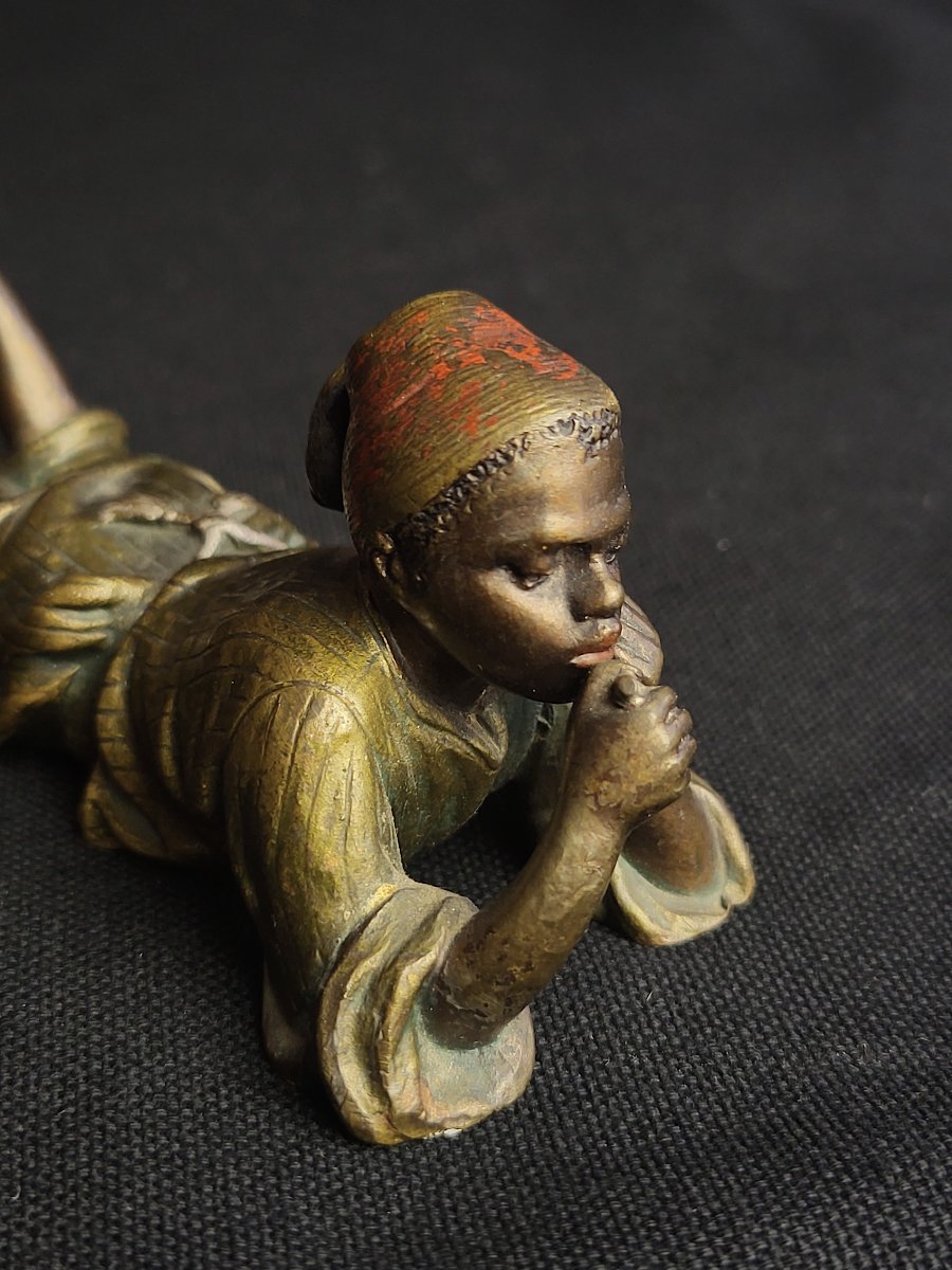 Franz Xavier Bergmann, bronze de vienne orientaliste polychrome, jeune garçon allongé.-photo-1
