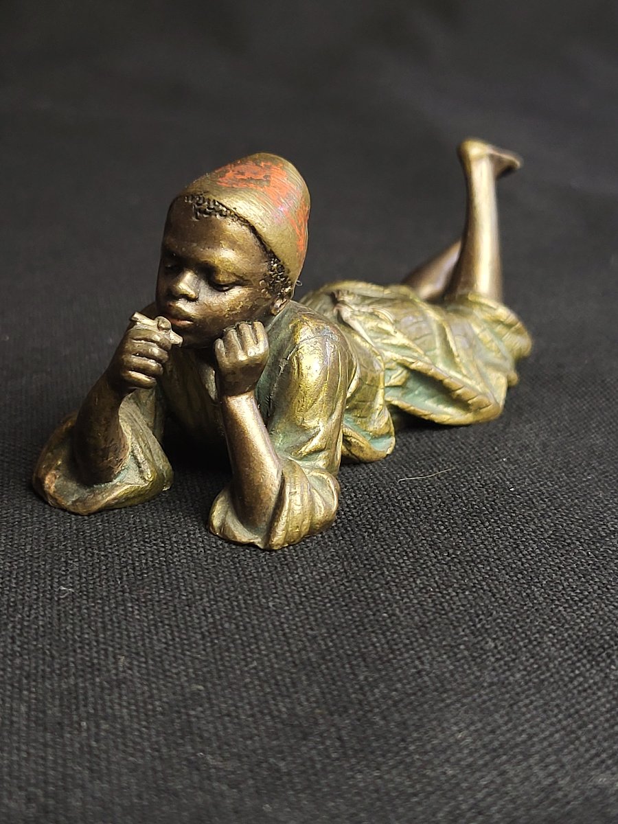 Franz Xavier Bergmann, bronze de vienne orientaliste polychrome, jeune garçon allongé.