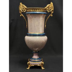 Grand vase de forme médicis en porcelaine de la manufacture de Sèvres, 1882, à monture bronze.