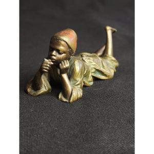 Franz Xavier Bergmann, bronze de vienne orientaliste polychrome, jeune garçon allongé.