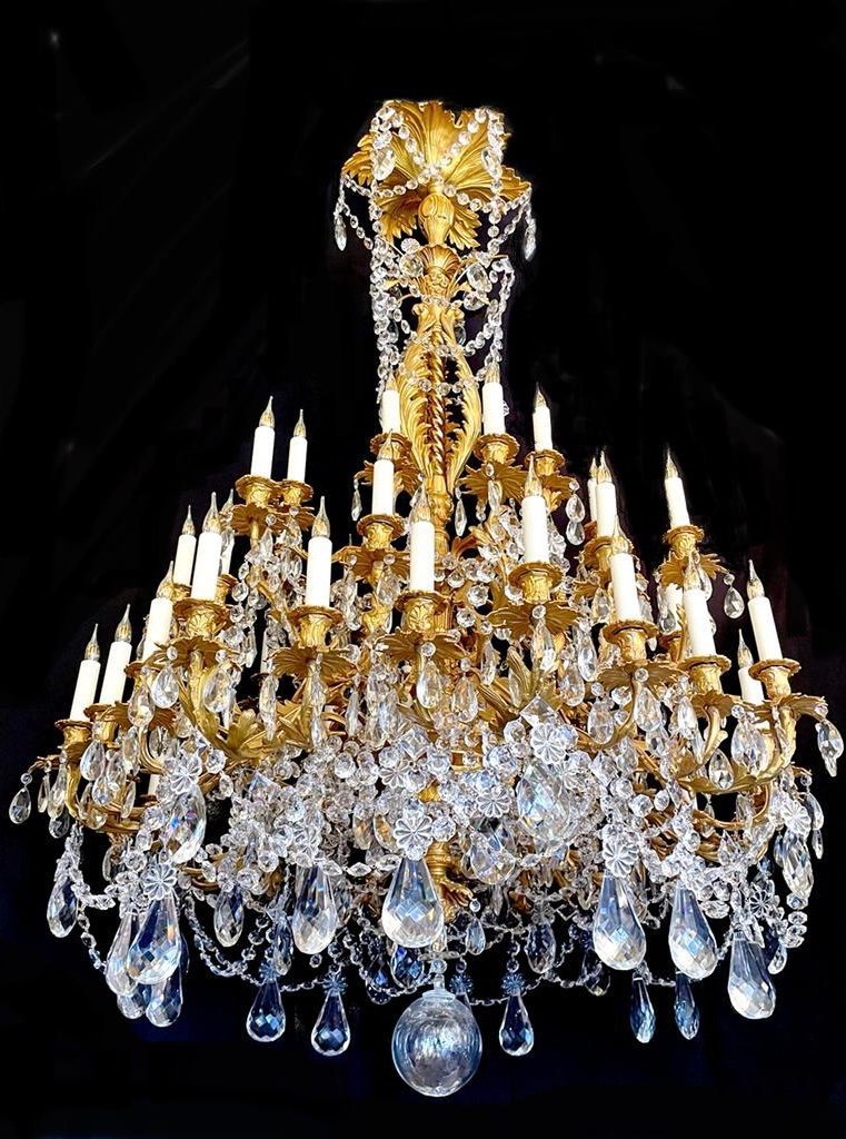 Grand Lustre De Style Lxv  Rocaille en bronze doré et cristal 