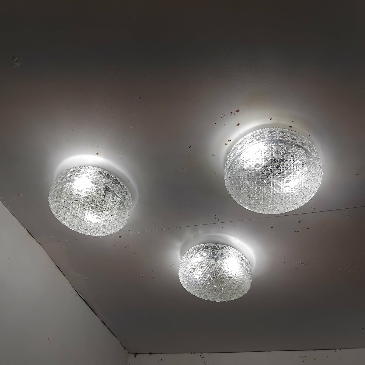 Suite de 3 plafonniers en verre moulé presssé année 50