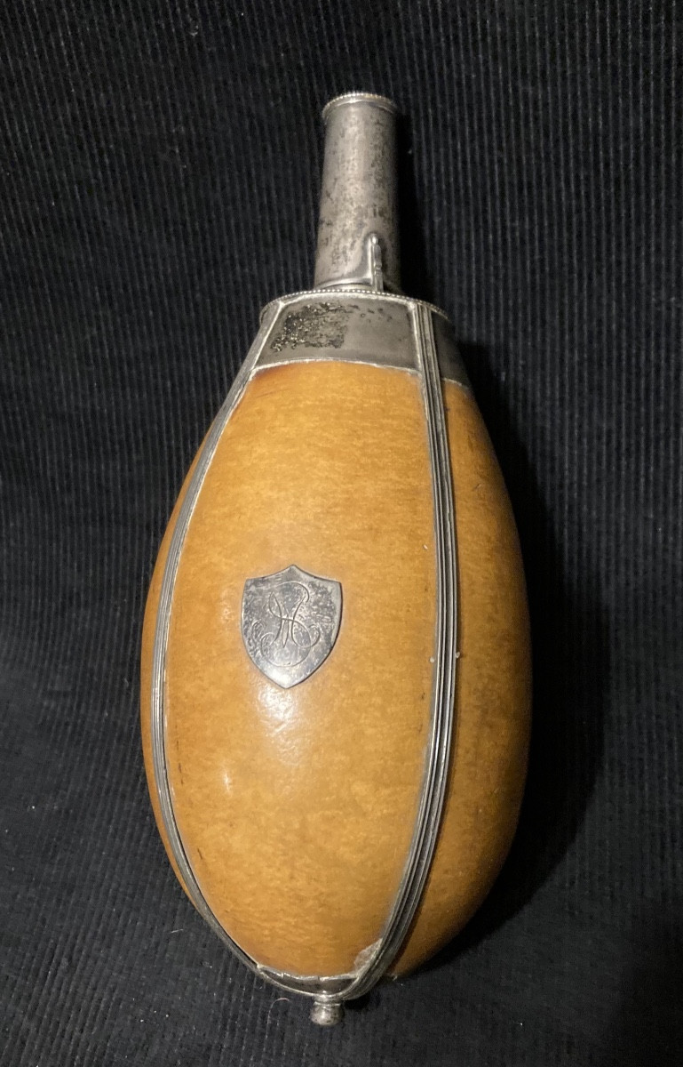 Poire à poudre Française du Général Saignes Mathieu . Né à Albi . Consulat-Premier Empire.