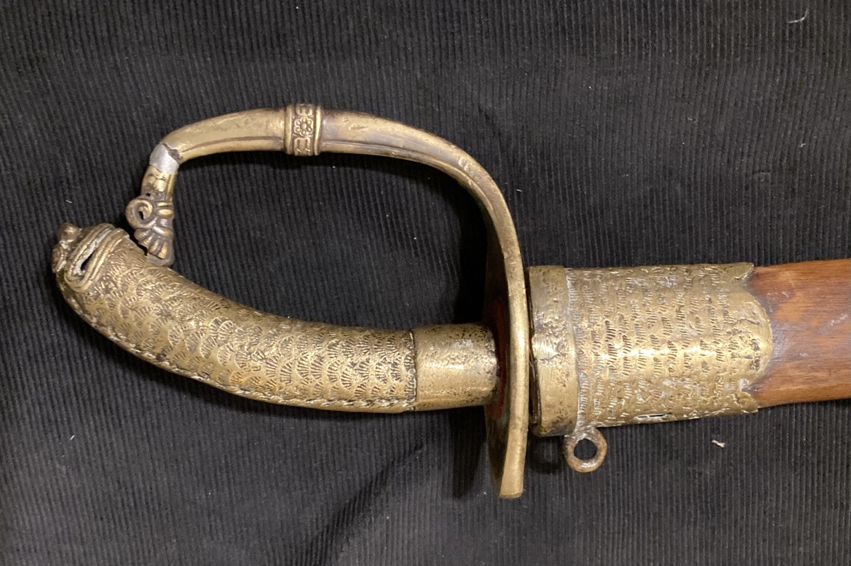 Sabre Chinois. Monture en bronze et fourreau bois .XIXéme . Extrême - Orient.-photo-3