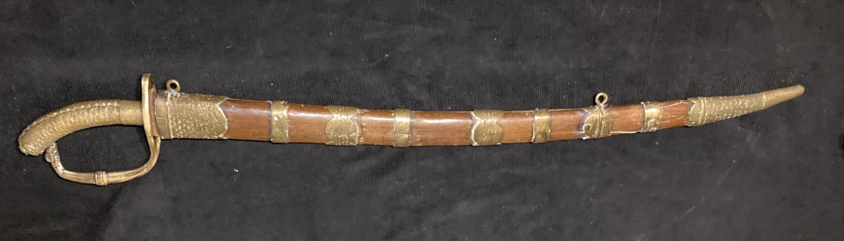 Sabre Chinois. Monture en bronze et fourreau bois .XIXéme . Extrême - Orient.-photo-1