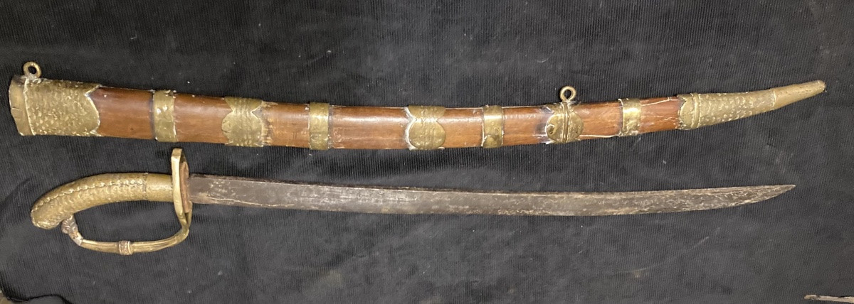 Sabre Chinois. Monture en bronze et fourreau bois .XIXéme . Extrême - Orient.-photo-2