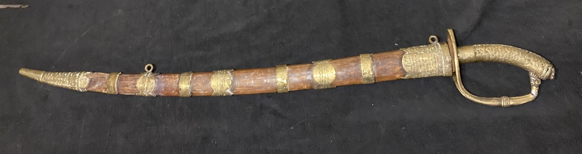 Sabre Chinois. Monture en bronze et fourreau bois .XIXéme . Extrême - Orient.