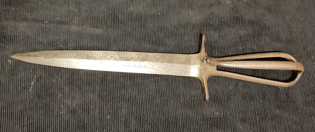 Dague Squelette Tête Serpent Gravée et signature de H.CAUX HESDIN » Nettoyeur de Tranchée 1914.